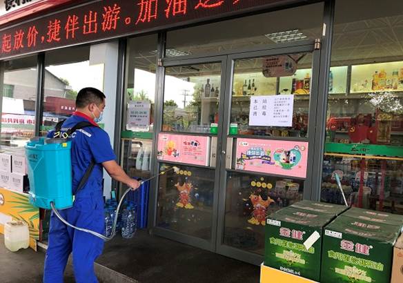 湖南石油第一時間安排向張家界運送防疫及民生物資，物資通過多種渠道順利送抵。自7月下旬以來，張家界石油一邊落實地方防疫政策，一邊抓好民生保供，全市近50座加油站全部營業(yè)，40余座易捷便利店商品供應(yīng)不打烊，全線抗疫保民生，全力以赴助力打贏疫情防控阻擊戰(zhàn)。